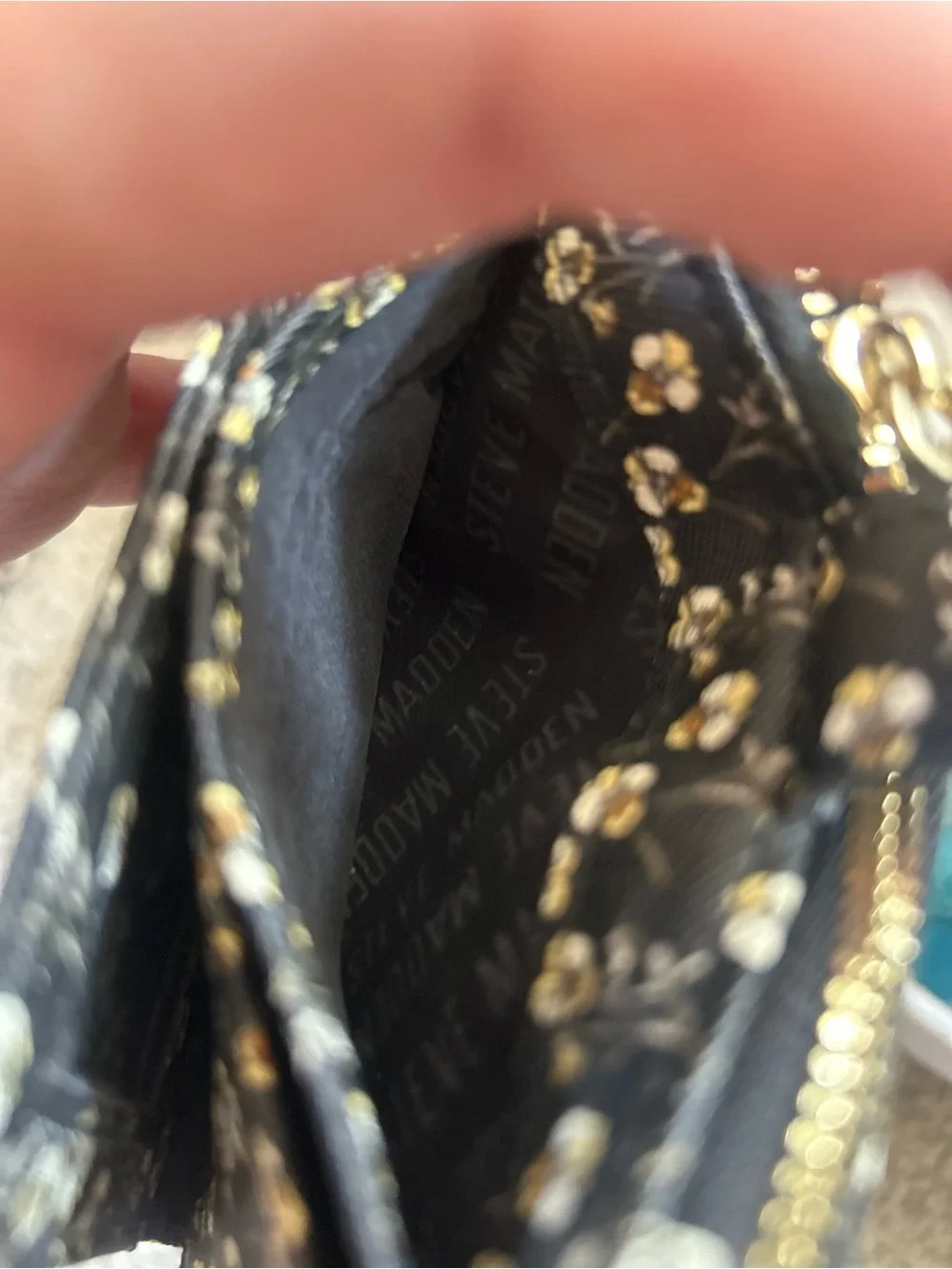 Steve Madden compact steve
